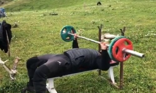 Чемпион WBC, WBA и WBO из Казахстана «качает железо» на природе. Видео