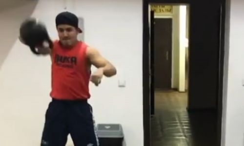 Непобежденные казахстанские боксеры продолжают тренировки перед возвращением на ринг