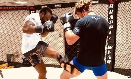 Чемпион WBO не дождался боя с Усиком и ушел в ММА