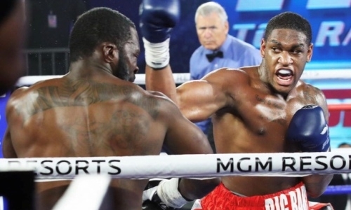 Супертяж избил и нокаутировал соперника на первом вечере бокса в США после карантина. Видео