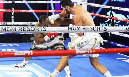 Супертяж экс-тренера Головкина правым хуком в висок в первом раунде оформил седьмой нокаут подряд. Видео