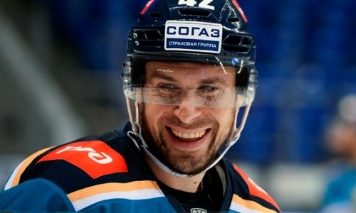 «Грубо, по-хамски, пинки и нервные крики». Экс-защитник клубов КХЛ — о работе с титулованным в Казахстане тренером