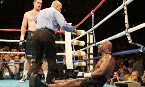 15 лет назад Майк Тайсон провел последний бой в карьере и ушел с позором. Видео