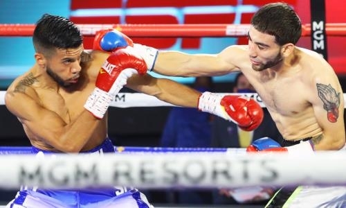 Школьный учитель серией мощных ударов оформил третий нокаут кряду на вечере профи-бокса в Лас-Вегасе. Видео