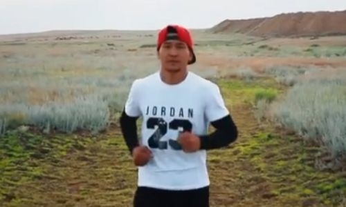 Непобежденный казахстанский боксер возобновил тренировки. Видео