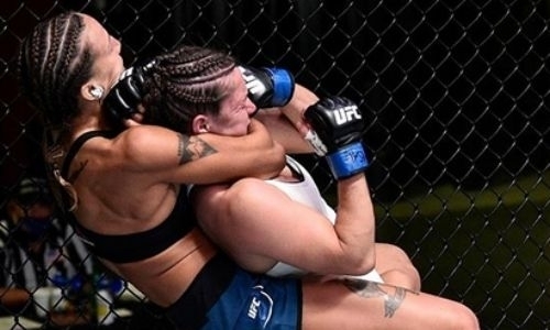 «Безжалостный» прием первой казахстанки в истории UFC впечатлил зарубежное СМИ