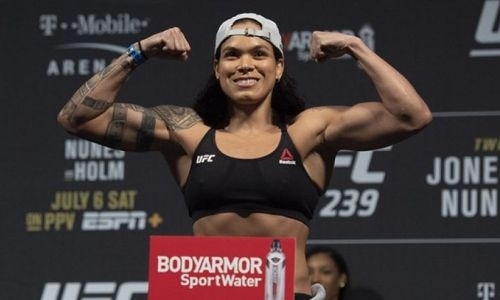 «Буду в Зале славы». Тренирующаяся с казахстанкой чемпионка UFC задумалась о завершении карьеры