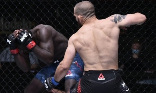 «Зверь» из UFC ворвался в клетку и избил дебютанта за 59 секунд. Видео нокаута