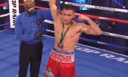 «Выбрасывает бомбы». Эксперт из США высказался о перспективах непобежденного казахстанского боксера