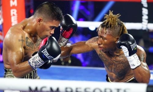 Главный бой вечера бокса с участием казахстанца закончился сенсацией. Видео