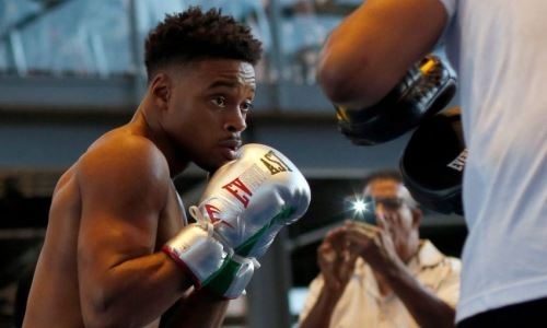 В сети появилось видео первых тренировок Эррола Спенса после автомобильной аварии