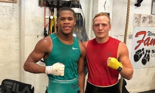 Непобежденный казахстанский боксер провел спарринг с чемпионом мира