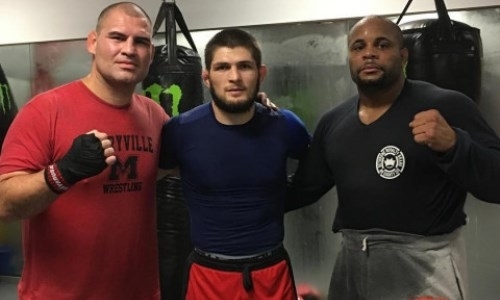 «Был зверем». Тренер Нурмагомедова сравнил уровень таланта Хабиба, Кормье и Веласкеса