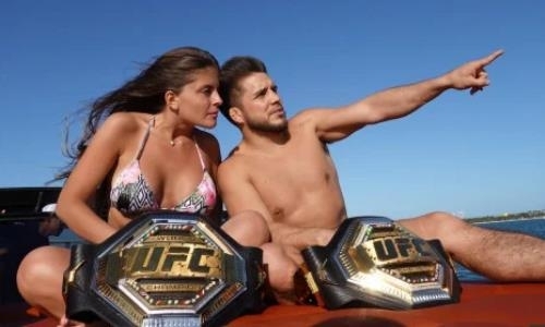 «Готов поставить золотую медаль, два пояса и мою девушку». Завершивший карьеру Сехудо уверен в победе над чемпионом UFC