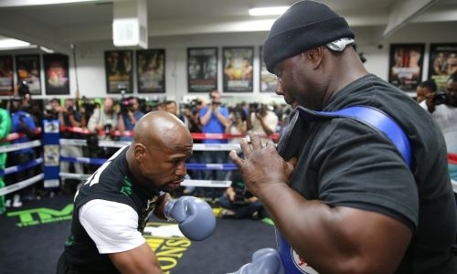 «Флойд не знает об этом». Макгрегор попытался увести у Мэйвезера тренера прямо перед боем