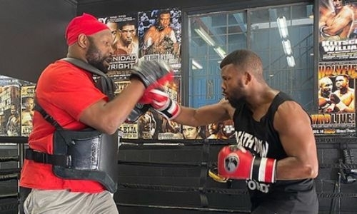 Экс-чемпион мира в двух весовых категориях тренируется с Головкиным