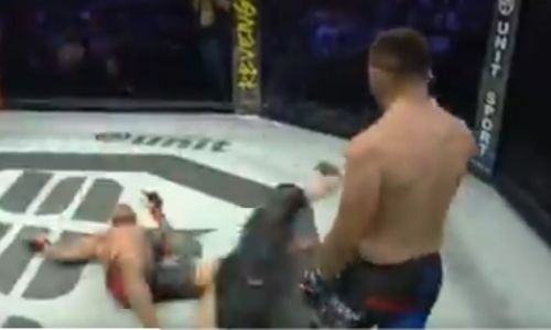 Рефери ММА хотел остановить бой после нокаута, но поскользнулся и эпично упал на канвас. Видео