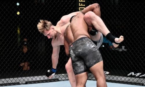 Российский боец Волков проиграл главный поединок турнира UFC в Лас-Вегасе. Видео