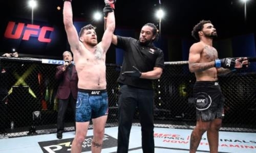 Сенсационная досрочная победа признана лучшим выступлением вечера на турнире UFC. Видео