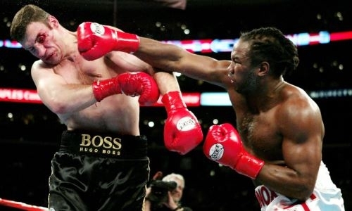 17 лет назад Леннокс Льюис провел против Виталия Кличко последний бой в своей карьере. Видео