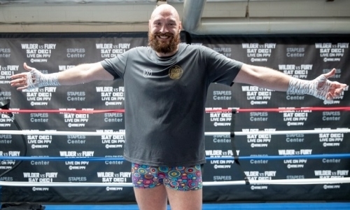 Фьюри вернулся в зал и показал подготовку к третьему бою с Уайлдером. Видео