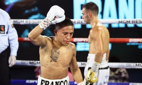 Чемпион мира неожиданно побывал в нокдауне и потерял титул в ожесточенном бою в Лас-Вегасе. Видео