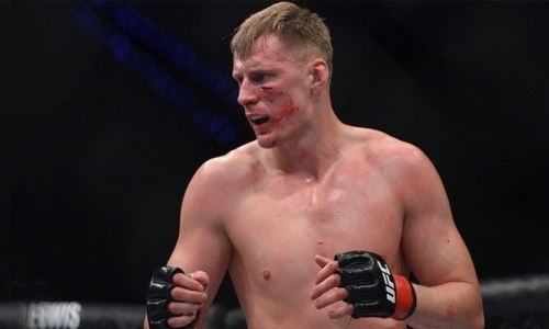 Волков после поражения в UFC застрял в США и тренируется в парке на турниках