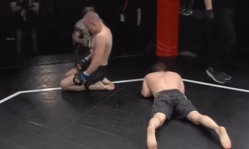 Белорусский файтер за минуту до конца выиграл второй бой за десять дней. Видео