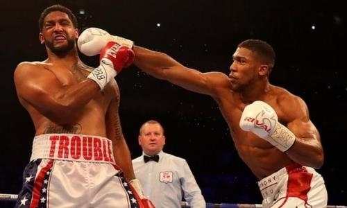 Четыре года назад Энтони Джошуа серией ударов и джебом провел первую защиту титула. Видео