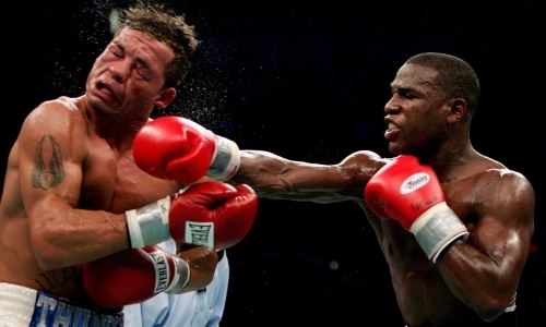 15 лет назад Мэйвезер не без помощи «грязных» приемов деклассировал Артуро Гатти. Видео