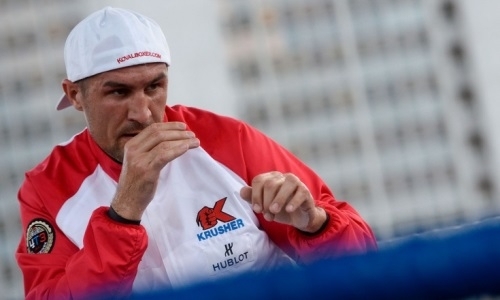 Жена Ковалева получила гражданство США и похвасталась свежим фото на ярком фоне