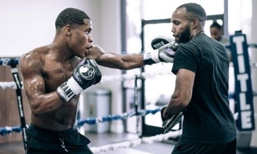 Чемпион мира Дэвин Хэйни продемонстрировал скоростную работу на лапах. Видео