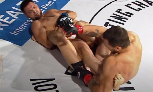 Бойца ММА нокаутировали, пока он делал сопернику болевой прием. Видео