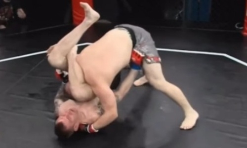 Побитый казахстанцем файтер досрочно проиграл третий бой подряд. Видео