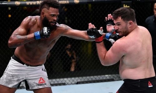 Американский тяжеловес из UFC после поражений двум россиянам «задушил» соперника. Видео