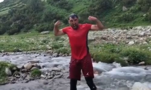 Чемпион WBC, WBA и WBO из Казахстана показал необычный способ закаливания. Видео