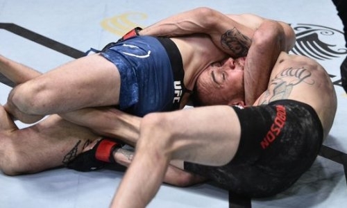 Непобежденного американца заставили просить пощады на турнире UFC. Видео
