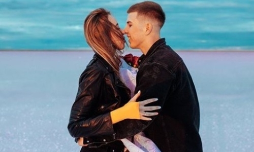 Хоккеист «Барыса» сделал трогательное предложение на розовом озере. Фото