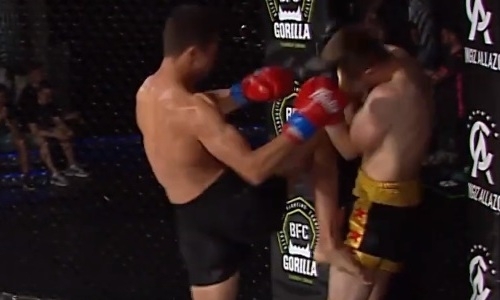 Четыре удара коленом в голову: «Рокки» из ММА дебютировал ярким нокаутом. Видео