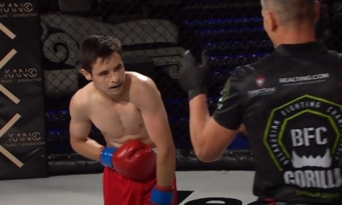 18-летний боец в первом раунде пропустил фатальный удар по печени. Видео нокаута