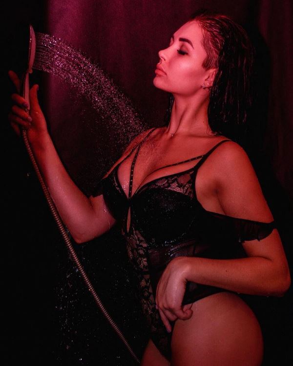 Сексуальная казахстанская спортсменка бомбит соцсети провокационными фото