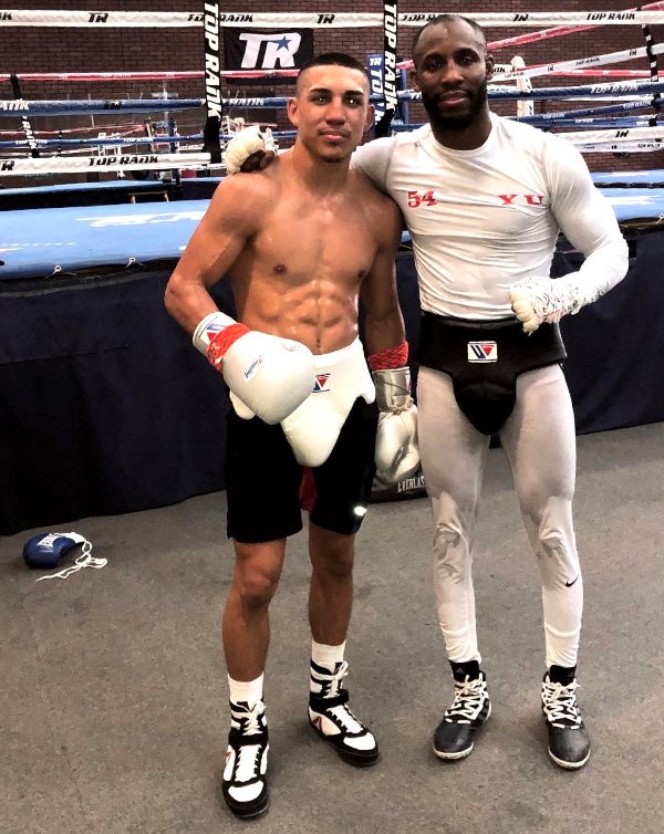 Претендент на титул WBA Йорденис Угас показал фото лучшего молодого бойца в мире