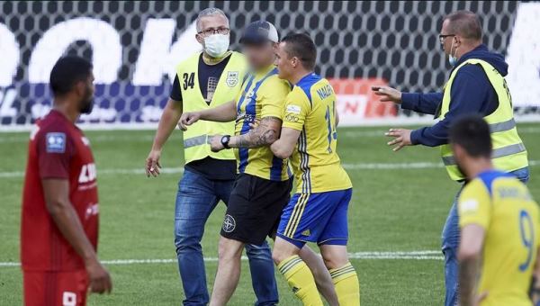 В матче зарубежного клуба казахстанца случился скандал. Дело дошло до полиции. Фото