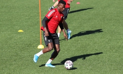 Фоторепортаж с тренировки «Шахтера» в Алматы под руководством нового тренера