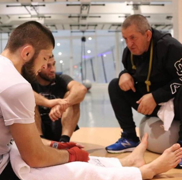 Чемпион UFC Хабиб Нурмагомедов опубликовал фото с отцом