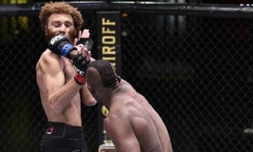 Американский файтер не проигрывает уже три года. Видео его досрочной победы «гильотиной»