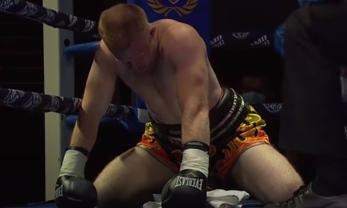 19-летний российский боксер серией ударов заставил угол соперника выбросить полотенце. Видео