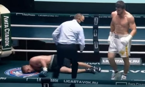 Побивший казахстанца российский боксер нокаутировал соперника в стиле «Канело». Видео