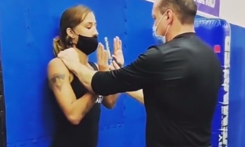 Первая казахстанка в UFC обезвредила «грабителя» с пистолетом. Видео