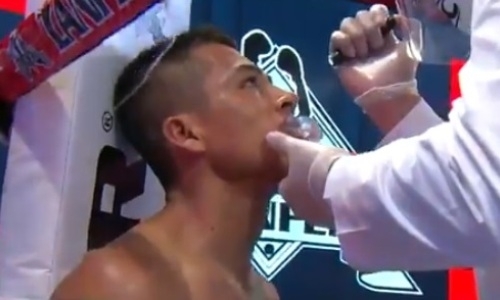 Мексиканского боксера нокаутировали за пять секунд до конца первого раунда. Видео
